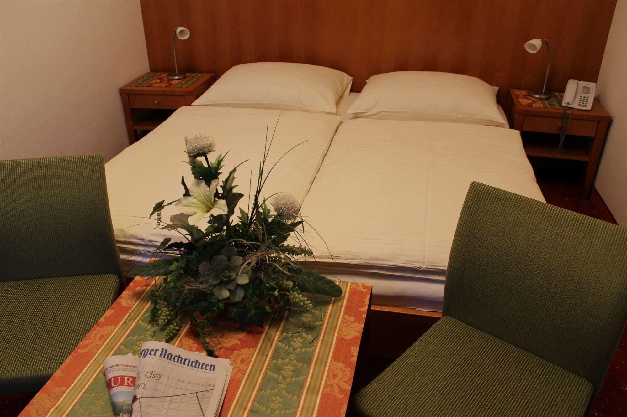 Airporthotel Salzburg - Hotel Am Salzburg Airport Bagian luar foto