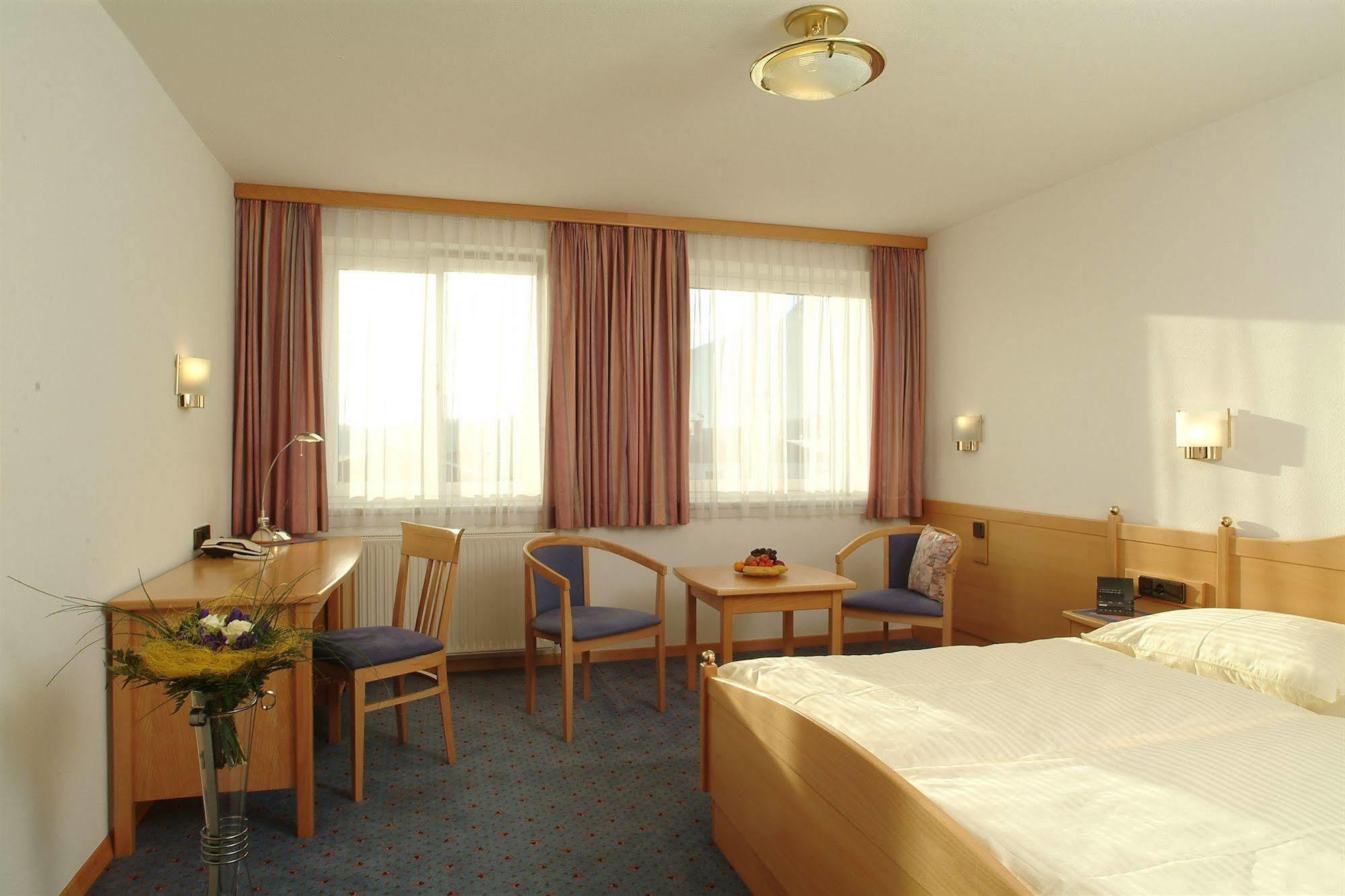 Airporthotel Salzburg - Hotel Am Salzburg Airport Bagian luar foto